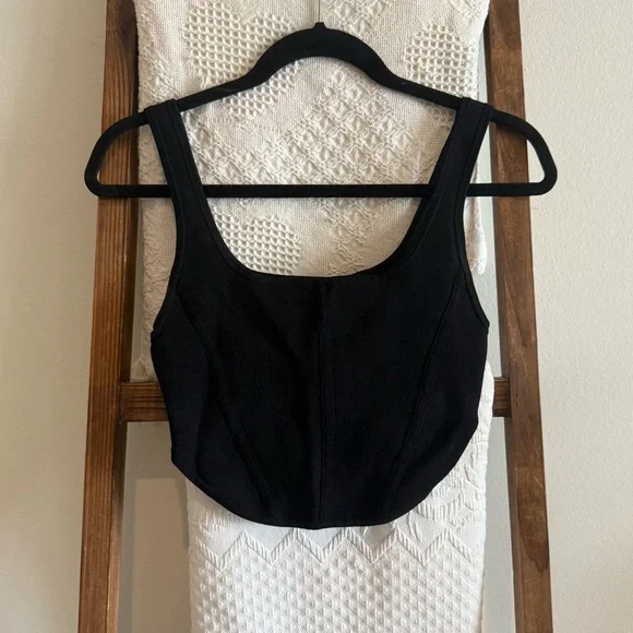 NWOT Babaton From Aritzia Black Sculpt Knit Cropped Top - Picture 1 of 4